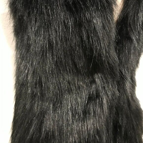 MAKE AN OFFER ;) Hook Closure Faux Fur Vest - Picture 3 of 11